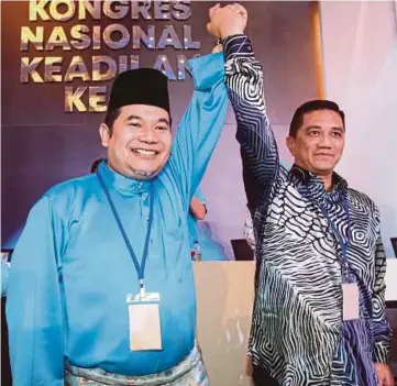  ??  ?? CALON Timbalan Presiden PKR, Datuk Seri Mohamed Azmin Ali (kanan) mengangkat tangan bersama Rafizi di Pusat Konvensyen Ideal IDCC, semalam.