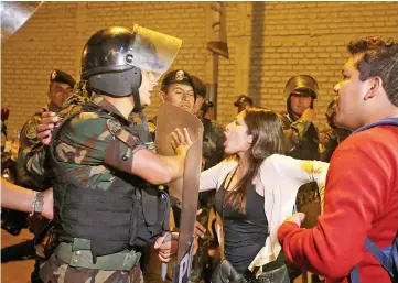  ??  ?? Protesters clash with police near Centerio hospital after Kuczynski pardoned Fujimori in Lima. — Reuters photo