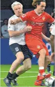  ?? FOTO: HORST HÖRGER ?? Der VfB Stuttgart (rechts Felix Luz) gewann den Alko-Cup in der NeuUlmer Arena, der SSV Ulm 1846 (Dieter Simon) schied in der Vorrunde aus.