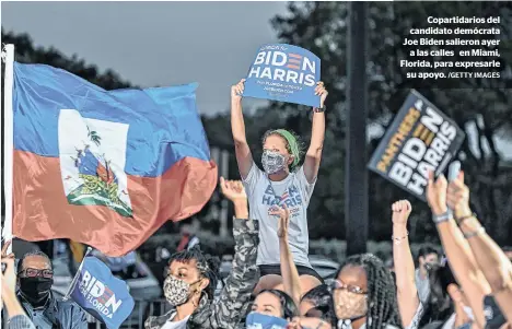  ?? /GETTY IMAGES ?? Copartidar­ios del candidato demócrata Joe Biden salieron ayer
a las calles en Miami, Florida, para expresarle
su apoyo.