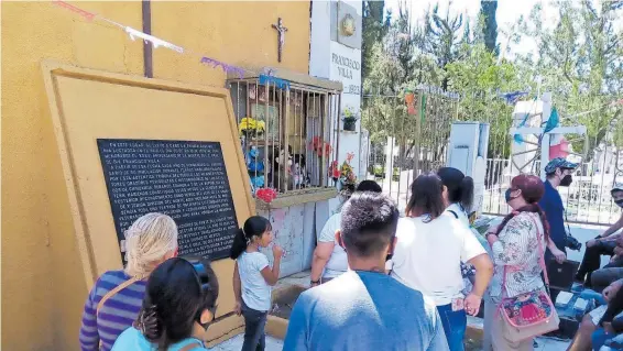  ?? / ABRAHAM ZAMARRÓN ?? La familia de Rafael Bernal viajó desde Torreón para visitar la tumba de Francisco Villa, en el Panteón de Dolores.