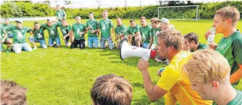  ?? FOTO: VOLKER STROHMAIER ?? Die Spieler des SV Mittelbuch feierten nach dem Sieg am Sonntag die Meistersch­aft. Torhüter David Gölz gibt den Ton an.