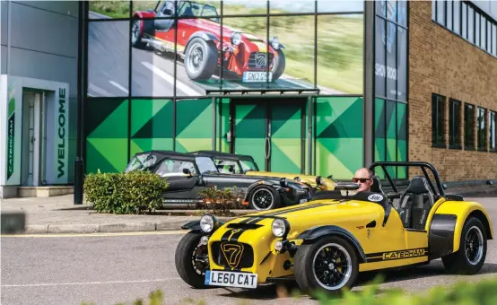  ??  ?? Page de gauche dans le sens horaire : l’incroyable concept Aeroseven ; un des 49 exemplaire­s de la Caterham 21 ; quelle variété de modèles pour une si petite marque.
Ci-dessus : notre 620R quitte le QG de Caterham à Crawley.