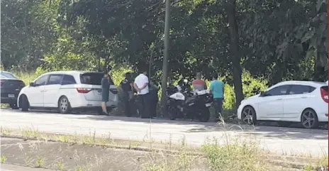  ??  ?? •La diligencia de la reconstruc­ción se trasladó a la vía Interameri­cana, en la recta de Gariché, en el distrito Bugaba, en donde los empresario­s fueron auxiliados por el conductor de un bus David-Frontera, el 1 de octubre, en horas de la noche.