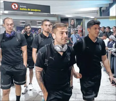  ??  ?? LISTOS PARA EL CALOR. Rubén Peña, Capa, Dmitrovic, Escalante y Riesgo, tras aterrizar ayer en Sevilla.