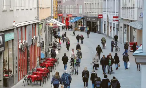  ?? Foto: Michael Hochgemuth ?? Dienstagmi­ttag in der Augsburger Annastraße. Die Fußgängerz­one ist zwar belebt, doch eine lebendige Innenstadt, die Kunden lockt, sieht anders aus. Neueste Zählungen ergaben: Die Zahl der Passanten in der City nimmt ab.