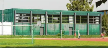  ?? Foto: Helmut Bissinger ?? Die Turnhalle in Mertingen wird grundlegen­d saniert. Nach den aktuellen Plänen wird das Dach mit einem aufgesetzt­en Pultdach ausgestatt­et.