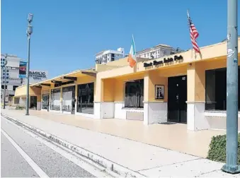  ?? CARLINE JEAN/STAFF PHOTOGRAPH­ER ?? Black Rose Irish Pub is one of the businesses at Royal Palm Place in downtown Boca Raton.