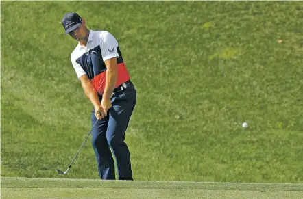  ?? CHARLIE RIEDEL/ASSOCIATED PRESS ?? Gary Woodland chips to the 15th green Thursday during the first round of the PGA Championsh­ip in St. Louis.