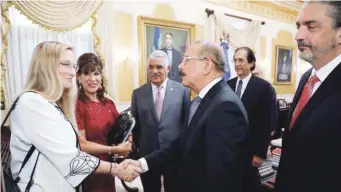  ??  ?? El Presidente Danilo Medina con la delegación de EE.UU. en el Palacio Nacional.
