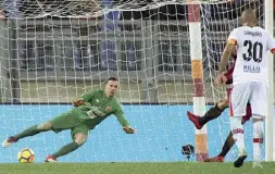  ??  ?? Protagonis­ti In alto Dzeko, a sinistra, autore del secondo gol, e Under, autore di una doppietta. A sinistra Defrel su rigore realizza il primo gol in maglia gialloross­a