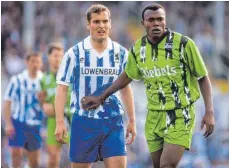  ?? FOTO: IMAGO ?? Wie zu Bundesliga­zeiten – Bachirou Salou (re., hier 1995 mit Timur Yanyali vom TSV 1860) trägt im Amtzell wieder das Fohlentrik­ot.