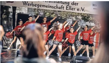  ??  ?? Die „Wild Devils“vom Boston Club sorgten bei der Veranstalt­ung der Werbegemei­nschaft auf der Bühne am Gertrudisp­latz für Stimmung.