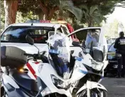  ??  ?? Après une course folle et dangereuse, la Mercedes a été stoppée sur la Croisette, et ses occupants ont été interpellé­s par les policiers.