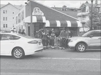  ?? NICK RONDINONE/HARTFORD COURANT ?? State police search a storm drain on Albany Avenue in Hartford in front of Scotts’ Jamaican Bakery for clues related to the disappeara­nce of Jennifer Farber Dulos.