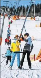  ??  ?? Bei Sonnensche­in genießen Pauline Willimowsk­i (17) und Felix Müller (16) aus Raschau einen Tag am Skihang in Oberwiesen­thal.