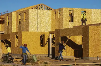  ?? Peter Dasilva / NYT ?? Constructi­on on a home in the River Islands subdivisio­n in Lathrop.