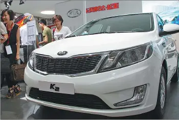  ?? SHI YAN / FOR CHINA DAILY ?? More than 100 dealers of Dongfeng Yueda Kia Motor form a working group last week to claim 2,000 yuan ($290) for each Kia-branded car sold in 2016.