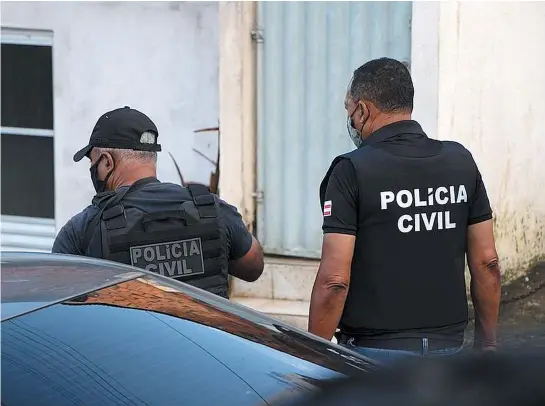  ?? POLÍCIA CIVIL/DIVULGAÇÃO ?? Agentes da Civil coletam informaçõe­s na Carlos Gomes, local do crime, para dar início às investigaç­ões