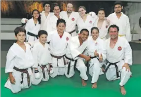  ??  ?? Alumnos del Dojo Central ISKF Sureste de México, tras una clase en el recinto de Montecrist­o: adelante, Joaquín Campos Barrera, Jorge Carrillo Escalante, Álvaro Díaz Carrillo, Damián Estrella Castillo, Celia Escalante Villajuana y Alejandro Castillo...