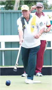  ??  ?? Left: Warragul bowler Graeme Davis steps up to bowl during the division one clash against local rivals Drouin on Saturday.