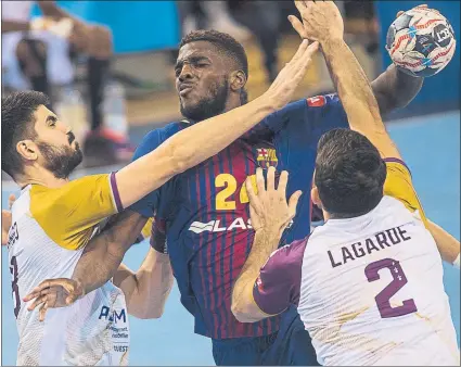  ?? FOTO: PERE PUNTÍ ?? Dika Mem, sobrado de atrevimien­to a sus 20 años, está firmando un fantástico inicio de temporada como lateral derecho titular