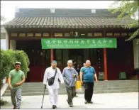  ??  ?? BOY SLAMET/JAWA POS JAGA PERSATUAN: Umat Islam Nanjing keluar dari Masjid Jingjue setelah menjalanka­n salat. Masjid ini didirikan pada 1368.