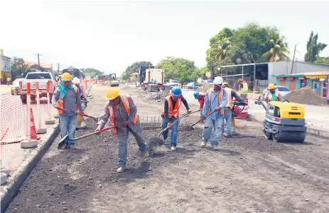  ??  ?? REALIDAD. Los trabajos de Siglo 21 en la 33 calle están avanzando, pero la construcci­ón del colector se ha quedado atrás.