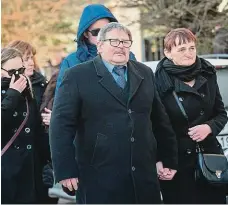  ?? Foto: Gabriel Kuchta, SME ?? Poslední rozloučení Pohřbu novináře Jána Kuciaka ve slovenském Štiavniku se zúčastnily stovky lidí. „Útok na novináře pokládám za útok na svobodu,“řekl při mši arcibiskup Stanislav Zvolenský.