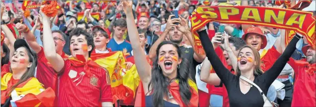  ??  ?? Más de 9.000 españoles, residentes en Inglaterra, acudieron a Wembley para animar sin descanso a nuestra Selección. Dieron una lección de comprmiso y fueron el jugador nº 12.