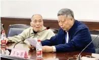  ??  ?? 图1 笔者与恩师谢功成教授­在“纪念第一届和声学学术­报告会四十周年”研讨会现场（2019年11月）