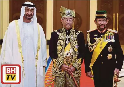  ?? (AFP) ?? Al-sultan Abdullah bersama Sheikh Mohammed Zayed Al-nahyan serta Sultan Hassanal Bolkiah pada Istiadat Pertabalan baginda sebagai Yang di-pertuan Agong Ke-16 di Istana Negara, semalam.