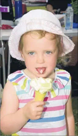  ?? FM4813307 ?? Three-year-old Erin White keeps cool with an ice cream