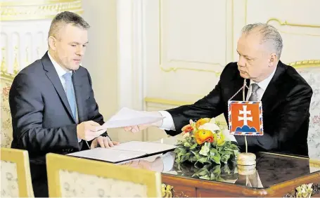  ?? Slovenský prezident Andrej Kiska (vpravo) jedná s kandidátem na premiéra Petrem Pellegrini­m v Grasalkovi­čově paláci. FOTO REUTERS ?? Mocenské šachy.