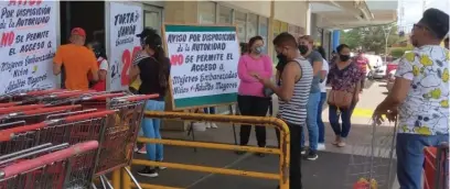  ?? EDUARDO ORTEGA ?? II
En algunos establecim­ientos se forman filas para ingresar; a algunos clientes les incomodan las indicacion­es.