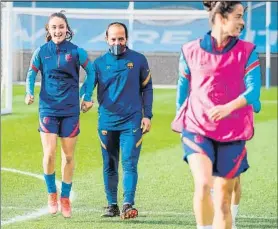  ?? FOTO: FCB ?? Lluís Cortés, con Bruna y ante Marta Torrejón en un entrenamie­nto reciente