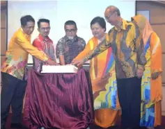  ??  ?? (From third left) Abang Mat Ali , Nur Katerina and others cut a cake to mark Sibu District Teachers Day Celebratio­n on Saturday.