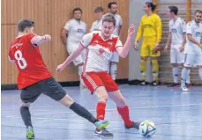  ?? FOTO: THOMAS SIEDLER ?? Bezirkslig­ist Neuler (weißes Trikot, hier im Duell gegen Fachsenfel­d/ Dewangen) belegte am Ende Platz zwei.