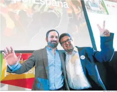  ?? EFE / RAFA ALCAIDE ?? Santiago Abascal y Francisco Serrano celebraban los 12 diputados de Vox la noche del 2 de diciembre de 2018.