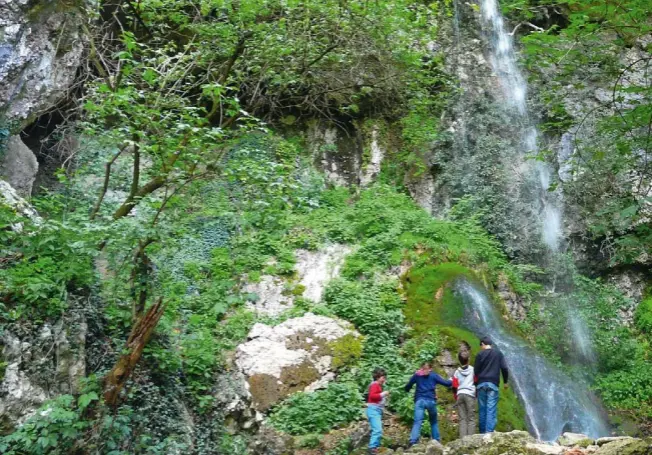  ??  ?? 1 1. Dal ponte di Veja, maestoso arco di roccia, esempio sorprenden­te di erosione carsica, si raggiunge il Parco delle Cascate. 2. Un laboratori­o di paleontolo­gia nella Grotta di Fumane.