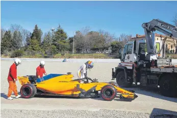  ?? FOTO: IMAGO ?? In den letzten Jahren ein recht häufiges Bild: Fernando Alonso steigt aus seinem defekten McLaren.