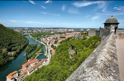  ??  ?? Vue depuis le chemin de ronde de la citadelle de Besançon. Elle surplombe de plus de 100 mètres la vieille ville, et s’étend sur 11 hectares.