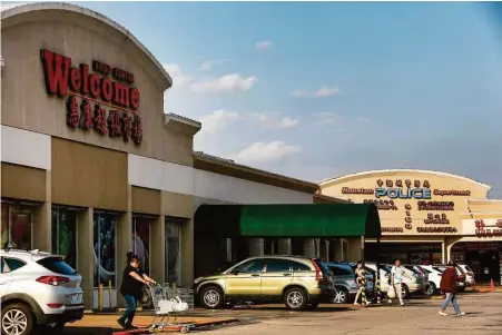  ?? Yi-Chin Lee / Houston Chronicle ?? Despite being located near a Houston Police Department substation, Welcome Food Center still has robberies happen in its parking lot.