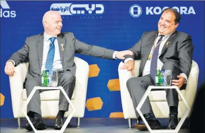  ?? Foto Afp ?? Gianni Infantino y Víctor Montaglian­i, titulares de la FIFA y de la Concacaf, durante un encuentro en Dubai