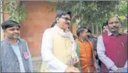  ?? SUNIL GHOSH /HT PHOTO ?? Thakur Dhirendra Singh (centre) and BJP supporters celebrate outside phool mandi on Saturday.