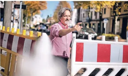  ?? FOTO: RALPH MATZERATH ?? Buchhändle­r Manfred Gottschalk macht seinem Ärger über die Dauer-Baustelle auf der Mülheimer Straße Luft.