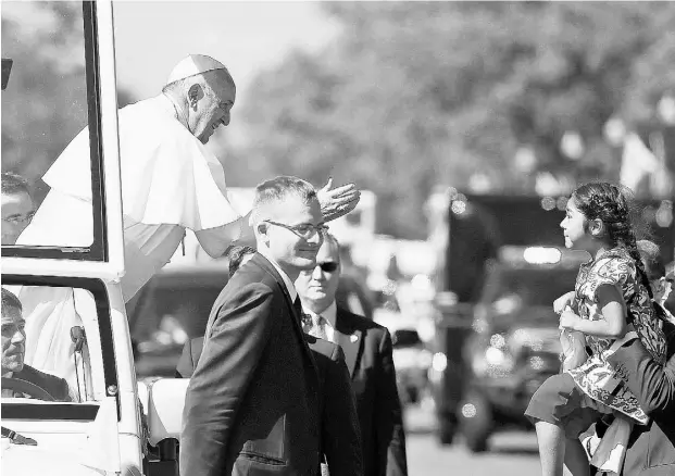  ?? Alex Brandon / The Associated Pres ?? Pope Francis reaches to bless Sophie Cruz, 5, in Washington on Wednesday. Her meeting with the Pope was in the works for almost a year.