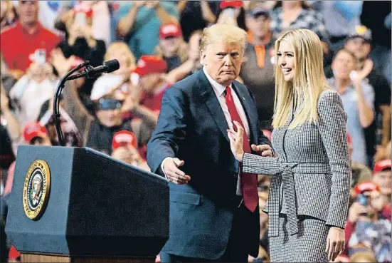  ?? CAROLYN KASTER / AP ?? Donald Trump, junto a su hija Ivanka, ayer en el mitin de Cleveland (Ohio)