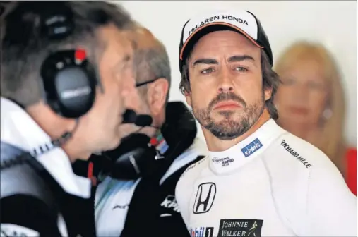  ??  ?? A LA ESPERA. Fernando Alonso no quiere hacerse excesivas ilusiones hasta que los coches se pongan en la pista en el GP de Australia.