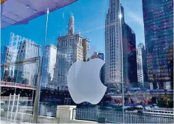  ?? REUTERS ?? EN ESTA imagen se reflejan edificios y una embarcació­n turística, en un espejo detrás del logotipo de Apple